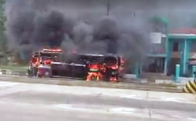 Video: Xe khách bốc cháy ngùn ngụt ở Đồng Tháp, 20 người lao ra ngoài thoát thân