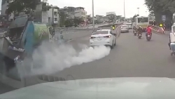 Video: Ô tô bất ngờ nổ lốp rồi lao thẳng vào 2 nữ công nhân quét rác giữa phố Hà Nội