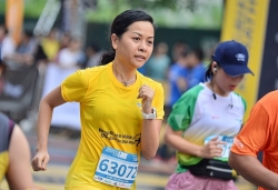 "Nữ tướng" Tân Hiệp Phát chia sẻ ý tưởng tái chế nhựa trên đường đua Long Biên Marathon tại Hà Nội