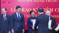 Video: Trao Kỷ niệm chương “Vì sự nghiệp đối ngoại Đảng” cho 4 cán bộ của Liên hiệp các tổ chức Hữu nghị Việt Nam