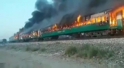 Video: Đoàn tàu hỏa cháy ngùn ngụt ở Pakistan khiến 110 người thương vong