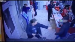 Video: Bị đánh bầm dập vì mang súng... đồ chơi đi cướp siêu thị