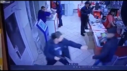 video bi danh bam dap vi mang sung do choi di cuop sieu thi