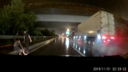 Video: Bị ô tô đâm vì chạy bộ qua cao tốc, người đàn ông còn "ăn vạ" đòi bồi thường