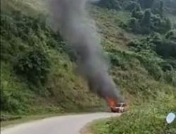 Video: Đang lên dốc, ô tô bất ngờ bốc cháy ngùn ngụt ở Sơn La