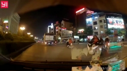 video o to bat ngo ro ga dam do cot den giao thong giua pho ha noi