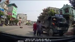 Video: Suýt chết vì "hổ báo" khi đi ngược chiều