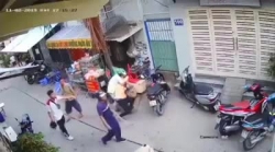 Video: Sốc cảnh 3 thanh niên chém tới tấp nhóm học sinh đang ngồi uống nước