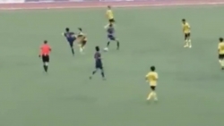 Cầu thủ U19 Thái Lan tung cú sút "trời giáng" vào... người tiền vệ U19 Malaysia