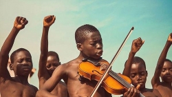 vi sao buc anh cau be danh dan violin ben ban be dep nhat nam 2019