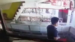 Video: Cảnh cướp nổ 2 phát súng "cuỗm" số vàng gần 1 tỉ đồng giữa phố Sài Gòn