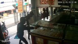 Video chi tiết và rõ nét nhất cảnh 2 tên cướp nổ súng lấy gần 1 tỉ đồng tiền vàng ở TP.HCM