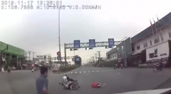 video o to phong nhu bay huc vang 2 nguoi di xe may len khong trung