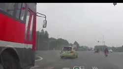 video dung den do dung quy dinh o to con bi xe khach dam nat duoi
