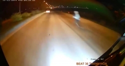Video: Hãi hùng bố ôm con nhỏ lao thẳng vào đầu xe khách nghi tự tử