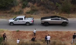 Video: Xe bán tải chống đạn Tesla Cybertruck chạy bằng điện kéo Ford F150 trong 1 "nốt nhạc"