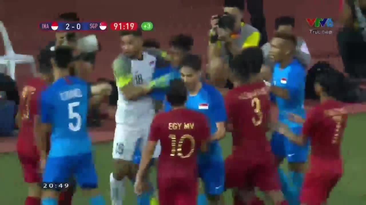 Video: Cầu thủ U22 Indonesia và U22 Singapore choảng nhau ngay trên sân