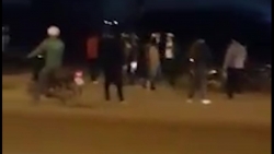 Video: Vi phạm giao thông bị xử lý, nhóm thanh niên hung hãn tấn công CSCĐ