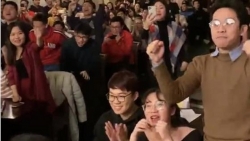 Video: Đặng Văn Lâm ăn mừng cùng bạn bè khi U22 Việt Nam chiến thắng