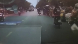 video khoanh khac 3 thanh nien bi xe bon can len nguoi sau cu vuot au kinh hoang