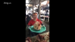 Video: Mang giò lợn, gà ngậm hoa hồng cầu may cho U22 Việt Nam