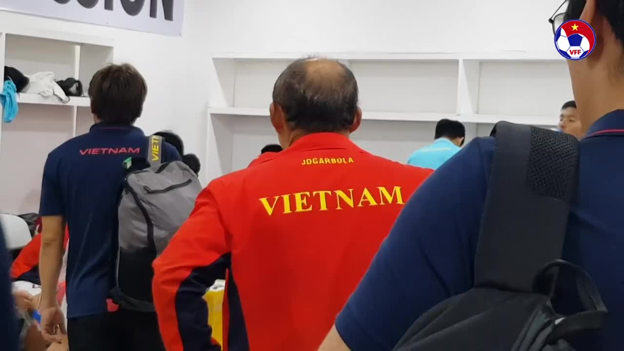 Video: Thầy Park "kìm hãm" hưng phấn của tuyển thủ U22 Việt Nam