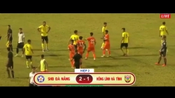 video cau thu shb da nang vao bong kieu triet ha doi phuong khien hai ben hon chien tren san