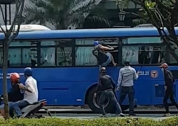 video nhom con do dung hung khi dap pha xe buyt giua pho sai gon