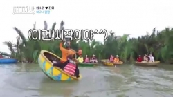 video hoa hau han quoc roi xuong nuoc khi dang choi thuyen thung o viet nam