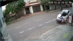 video hai hung o to vo co lao sang duong dam bay 2 nguoi di xe may