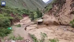 video dong nuoc lu gam thet danh sap vach nui va cay cau nhu ngay tan the
