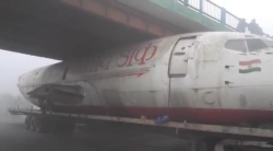 video kho tin canh may bay boeing b737 mac ket duoi gam cau