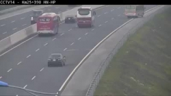 Video: Hãi hùng ô tô đi lùi 6 km trên cao tốc HN-HP, suýt tông trúng xe khách