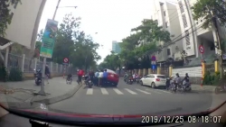 video hang chuc nguoi lat nghieng o to giai cuu cu ong mac ket duoi gam xe
