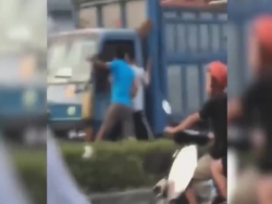 video tai xe bi hanh hung dap pha xe tai sau cu va cham nhe tren duong