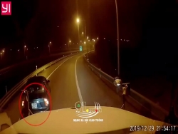 video o to bien xanh ngang nhien di lui tren cao toc hn hp suyt tong trung container
