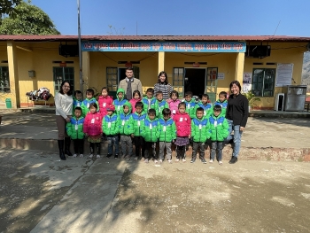 Liên hiệp Hữu nghị tỉnh Yên Bái trao tặng quần áo ấm cho gần 1.000 trẻ em vùng cao
