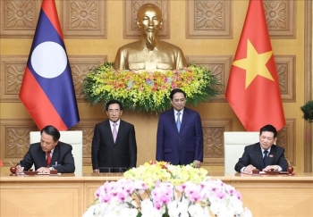 Thủ tướng Phạm Minh Chính và Thủ tướng Lào chứng kiến lễ ký kết các văn kiện hợp tác