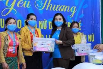 3000 phu nu di cu duoc tang goi hang thiet yeu va truyen thong ve binh dang gioi