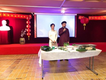 hoi sinh vien viet nam tai paris to chuc ngay hoi goi banh chung