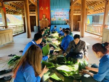 mang tet am den voi dong bao ngheo vung bien gioi