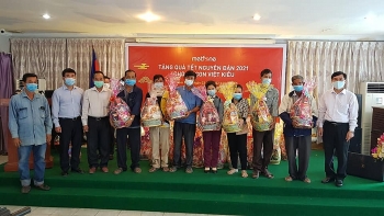 Trao 150 suất quà Tết cho các gia đình Việt kiều có hoàn cảnh khó khăn tại Phnom Penh (Campuchia)