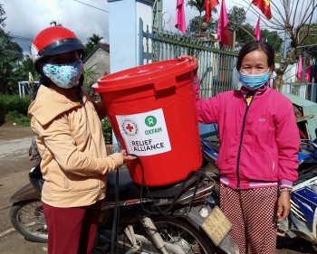 oxfam tai viet nam tiep tuc ho tro nguoi dan quang nam va ha tinh phuc hoi sau bao lu