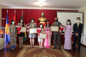 trao tang ky niem chuong vi hoa binh huu nghi giua cac dan toc cho cac nha bao brazil