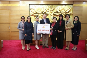 hoi huu nghi viet nam canada trao hon 1 ty dong tien quyen gop tu cuoc chay vi tre em ha noi