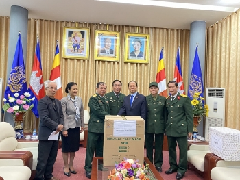 hoi huu nghi viet nam campuchia tang vat tu y te tien mat ung ho nhan dan campuchia chong covid 19