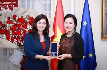 Nhà giáo Bùi Thị Kim Xuân nhận huy hiệu danh dự “Cành Nguyệt quế Vàng” của Bulgaria