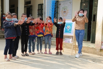 World Vision Việt Nam trao tặng 75.000 khẩu trang và 156 lít nước rửa tay đến người dân Tủa Chùa (Điện Biên)