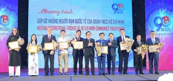 15 nguoi ban quoc te than thiet nhan ky niem chuong vi the he tre cua viet nam