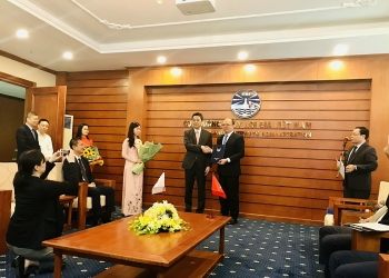 dai su quan nhat ban trao chung nhan giao su dac biet cho cuc truong duong thuy noi dia viet nam